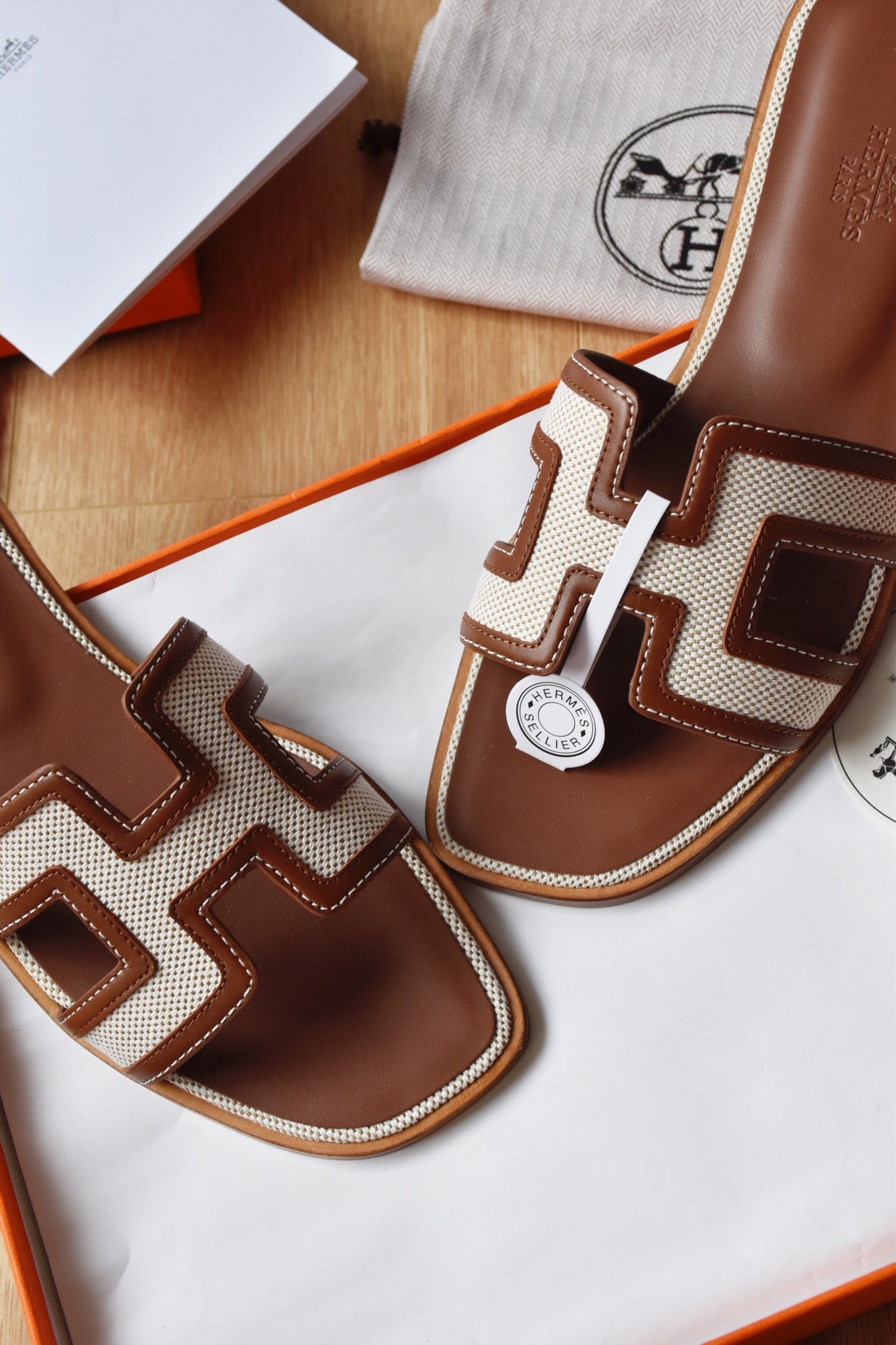 He 25 Leather flat sandals