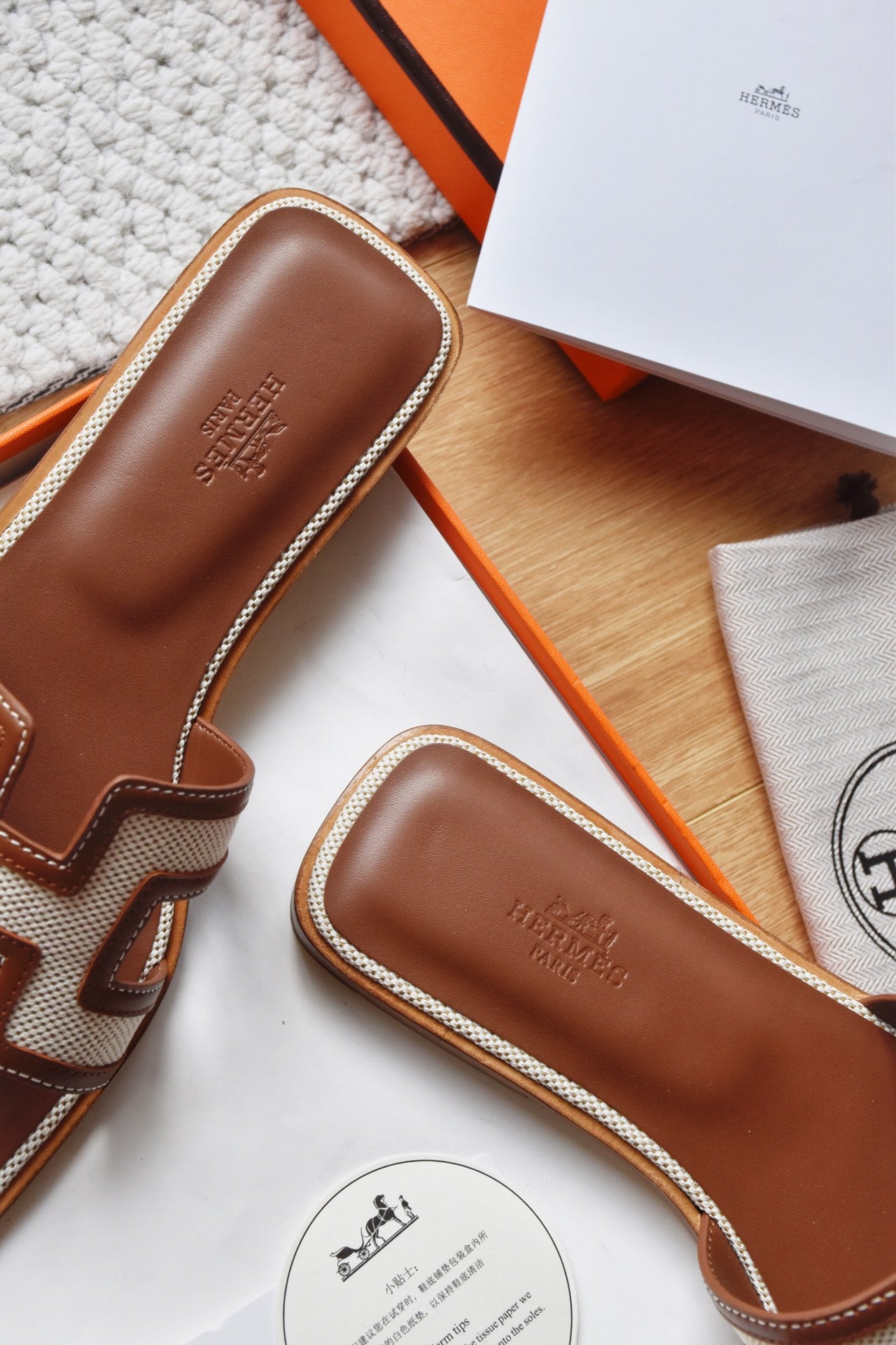 He 25 Leather flat sandals
