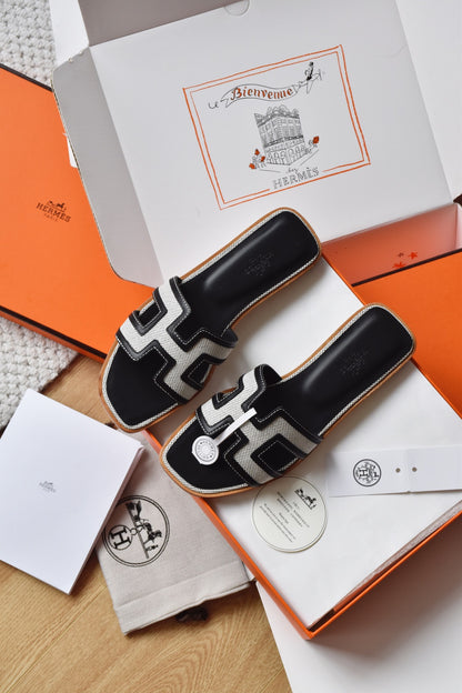 He 25 Leather flat sandals