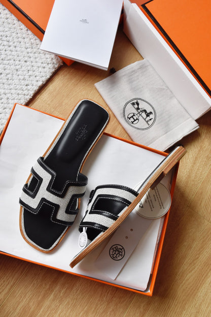 He 25 Leather flat sandals