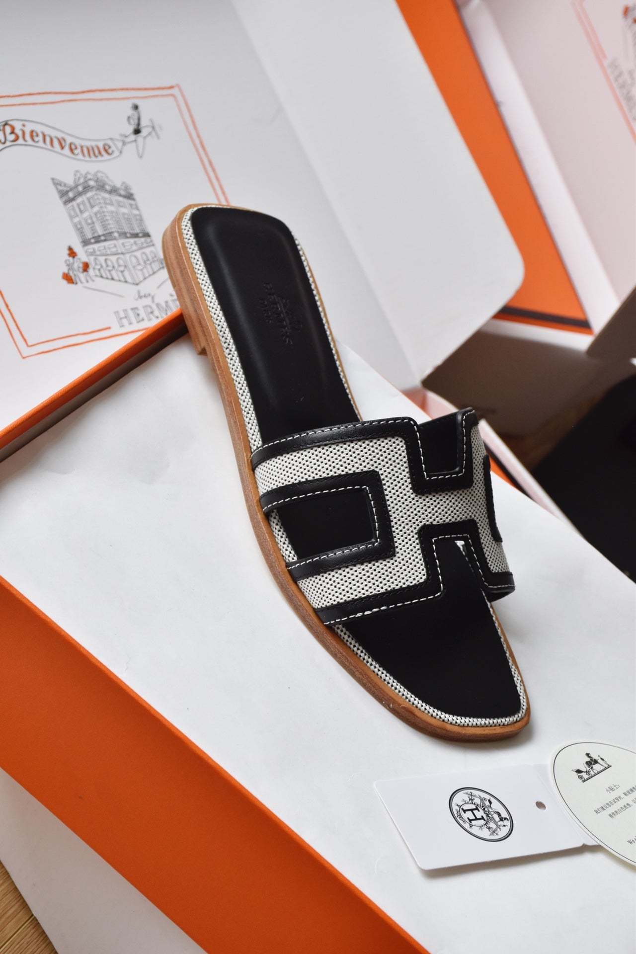 He 25 Leather flat sandals