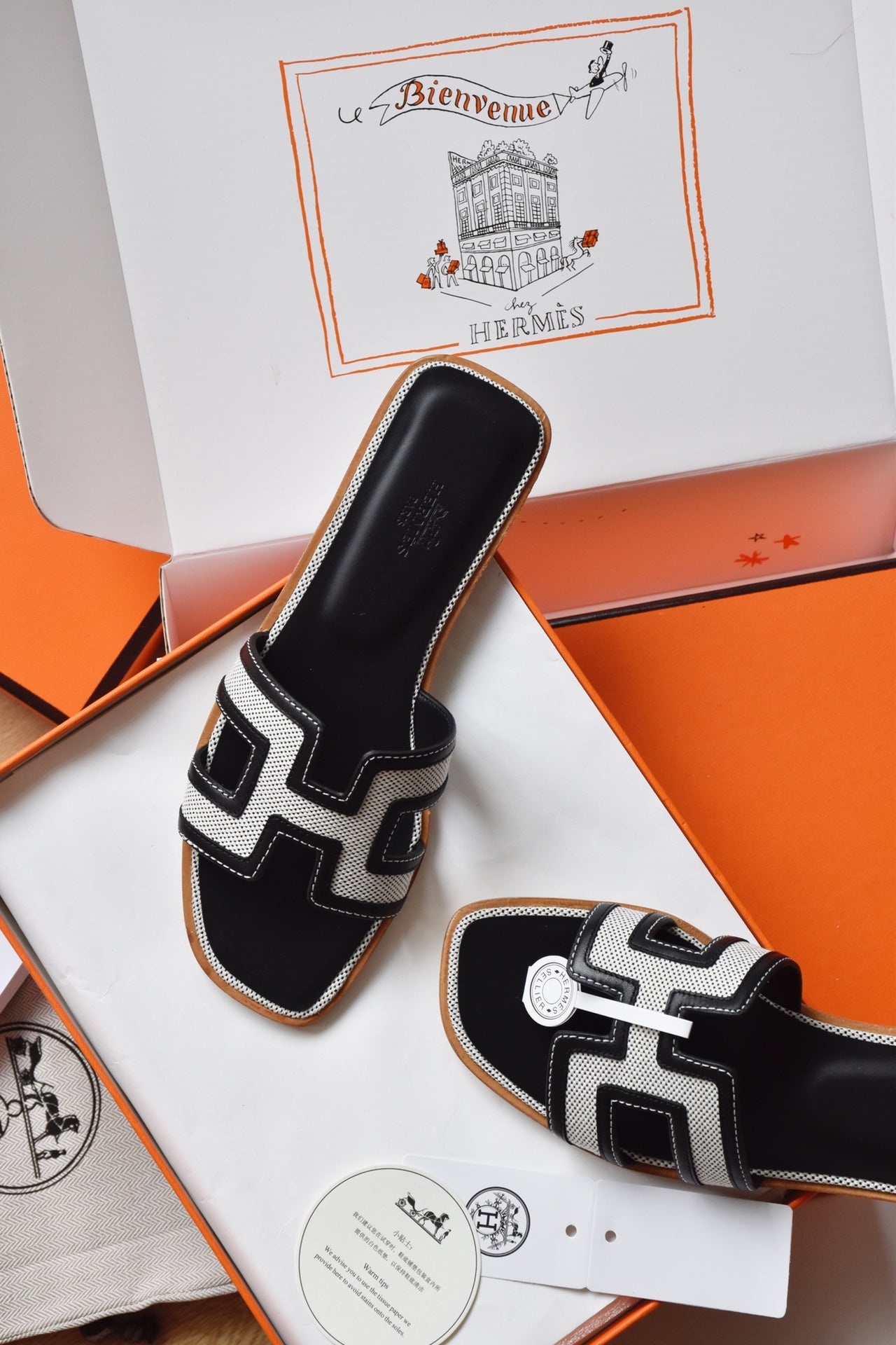 He 25 Leather flat sandals