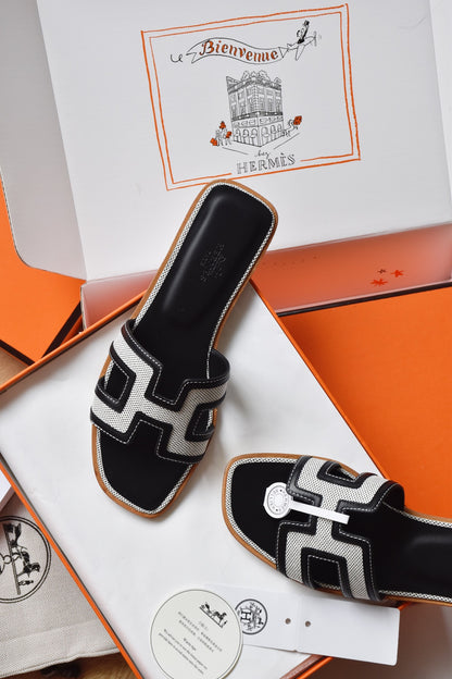 He 25 Leather flat sandals