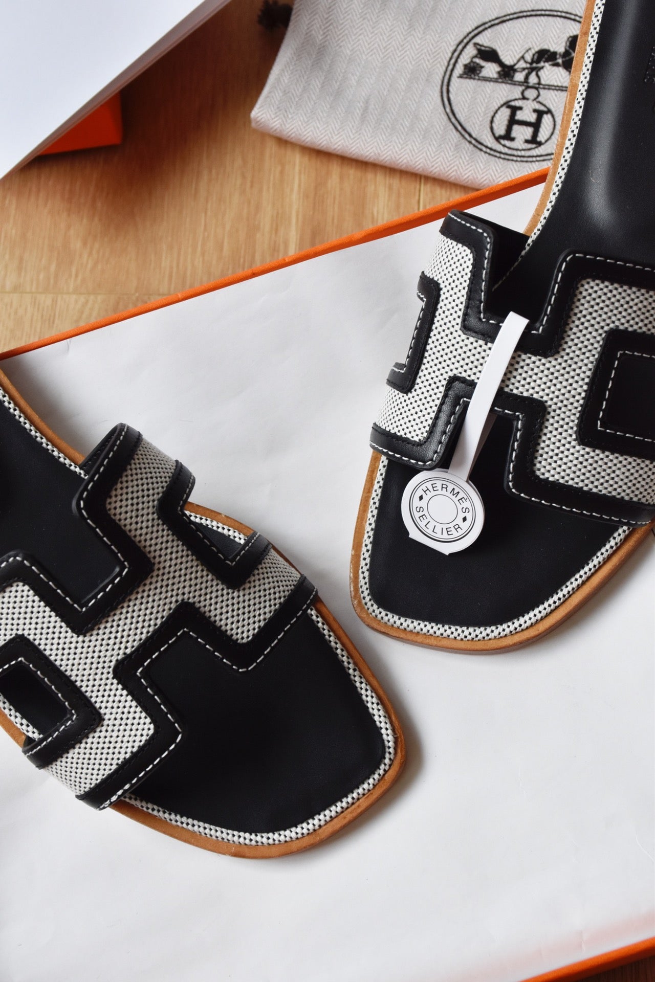 He 25 Leather flat sandals
