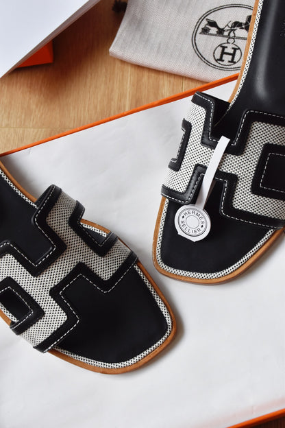 He 25 Leather flat sandals