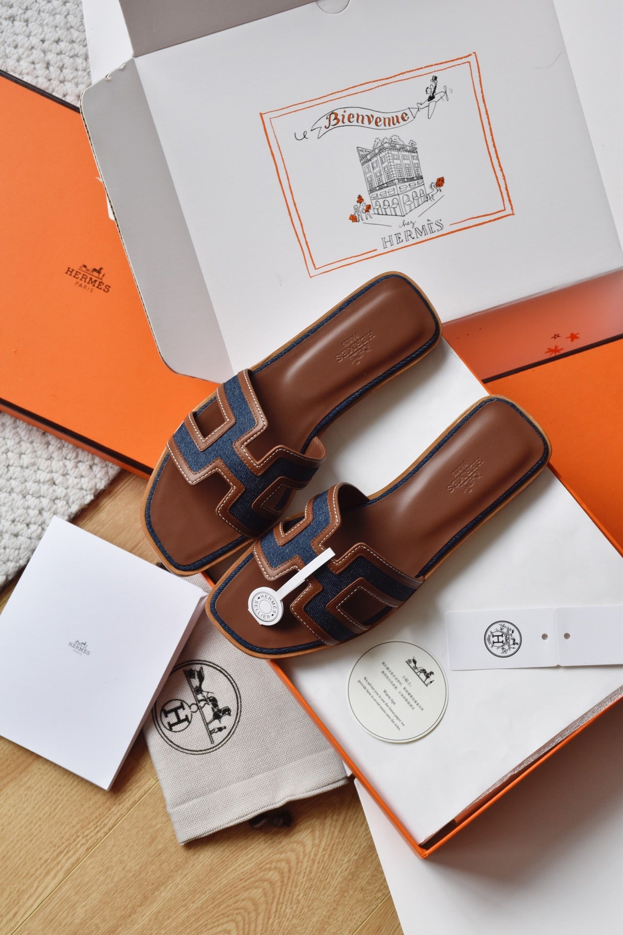 He 25 Leather flat sandals