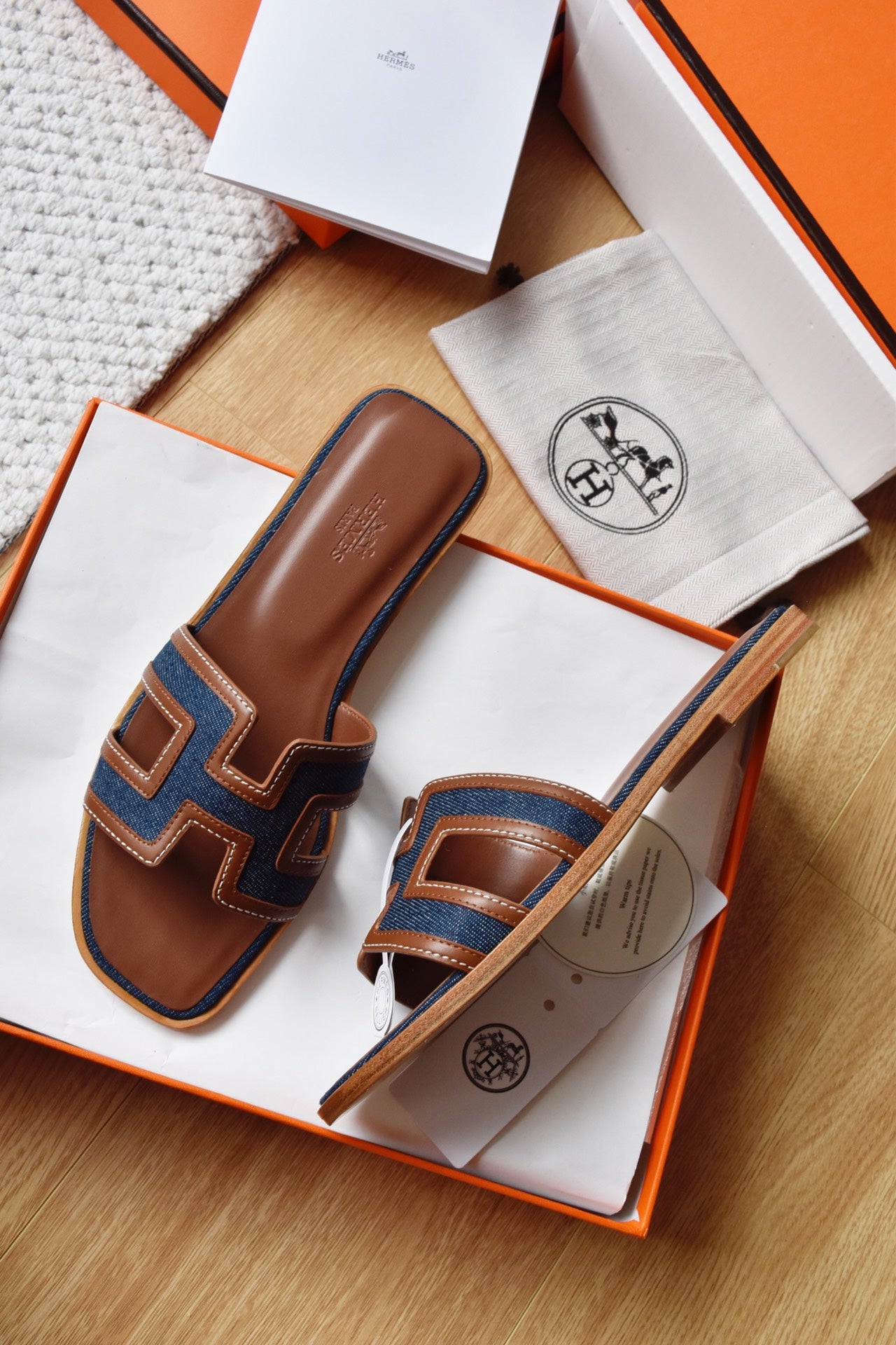 He 25 Leather flat sandals