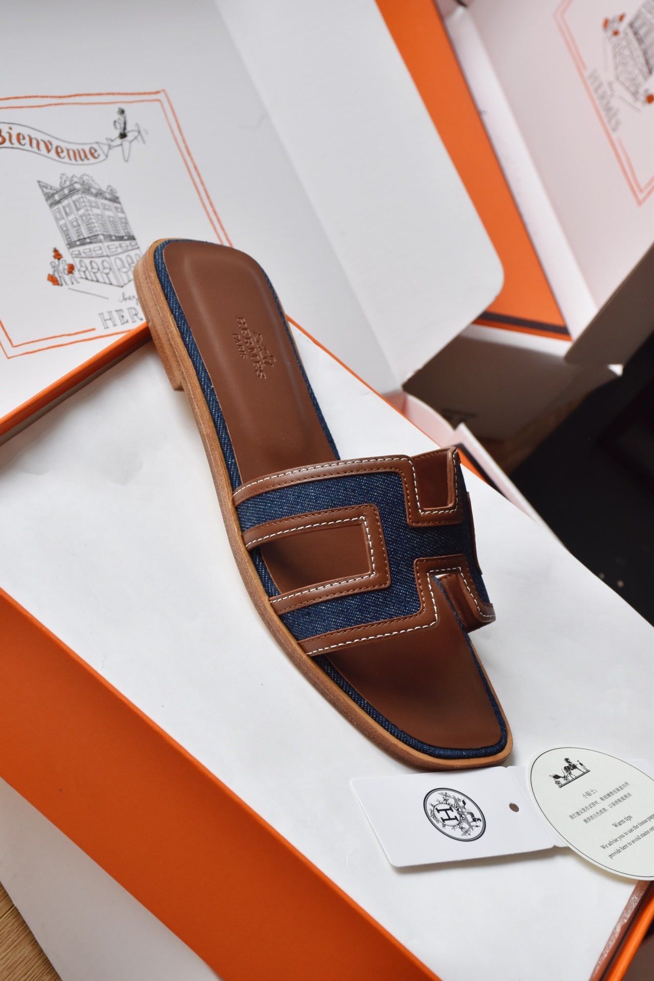 He 25 Leather flat sandals