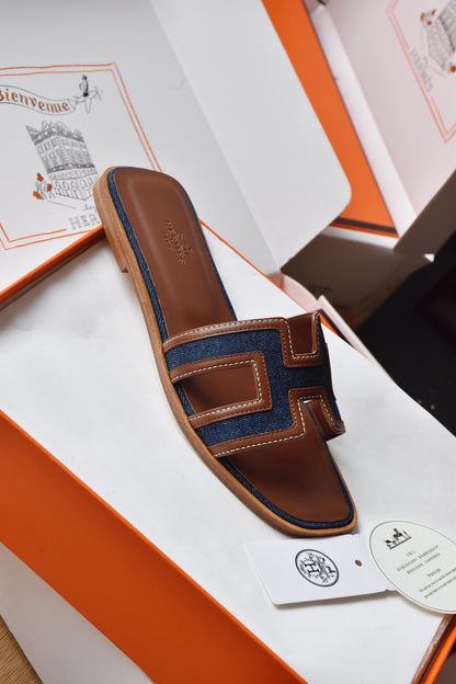 He 25 Leather flat sandals