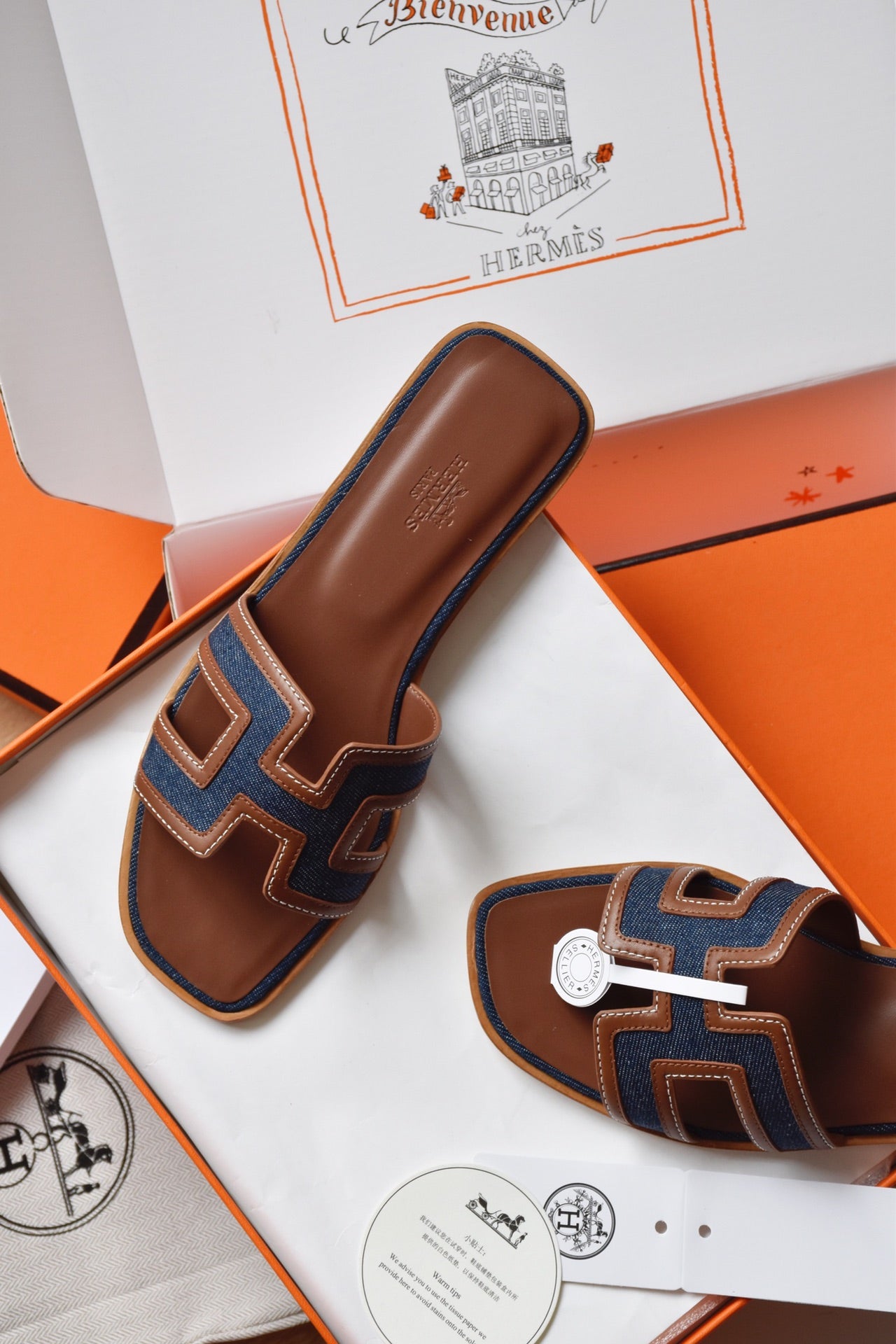 He 25 Leather flat sandals