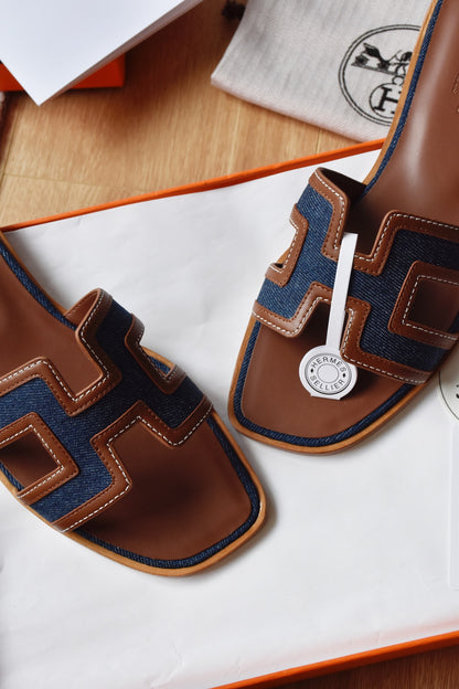 He 25 Leather flat sandals