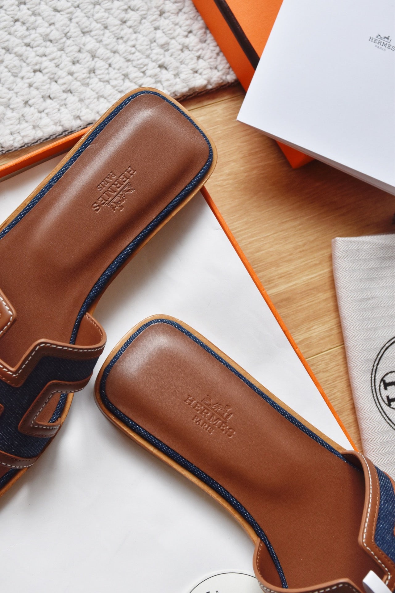 He 25 Leather flat sandals