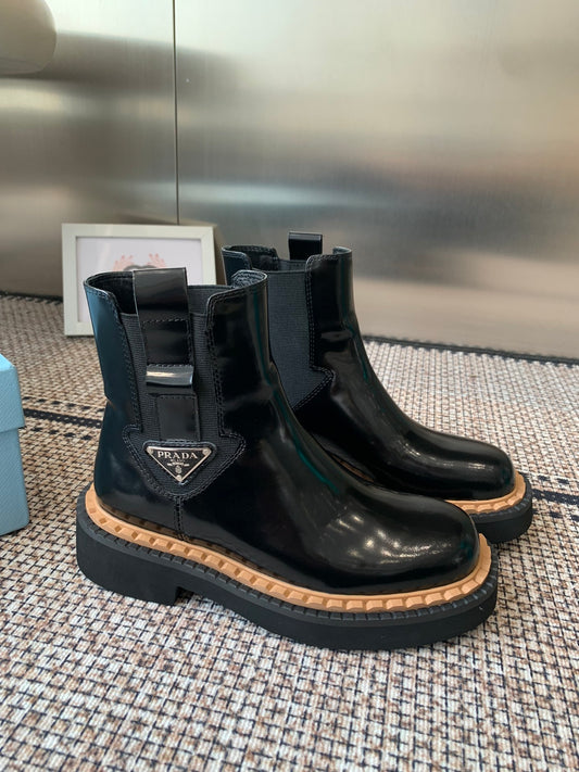 Pra 25fw Classic triangle ankle boots in shiny black