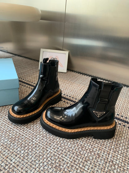 Pra 25fw Classic triangle ankle boots in shiny black