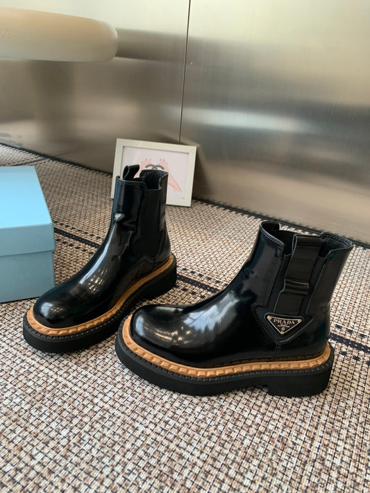 Pra 25fw Classic triangle ankle boots in shiny black