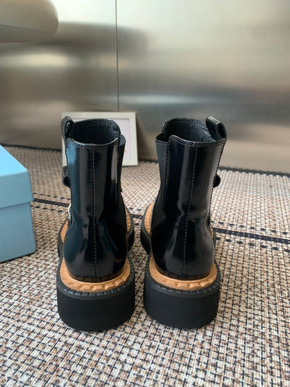 Pra 25fw Classic triangle ankle boots in shiny black