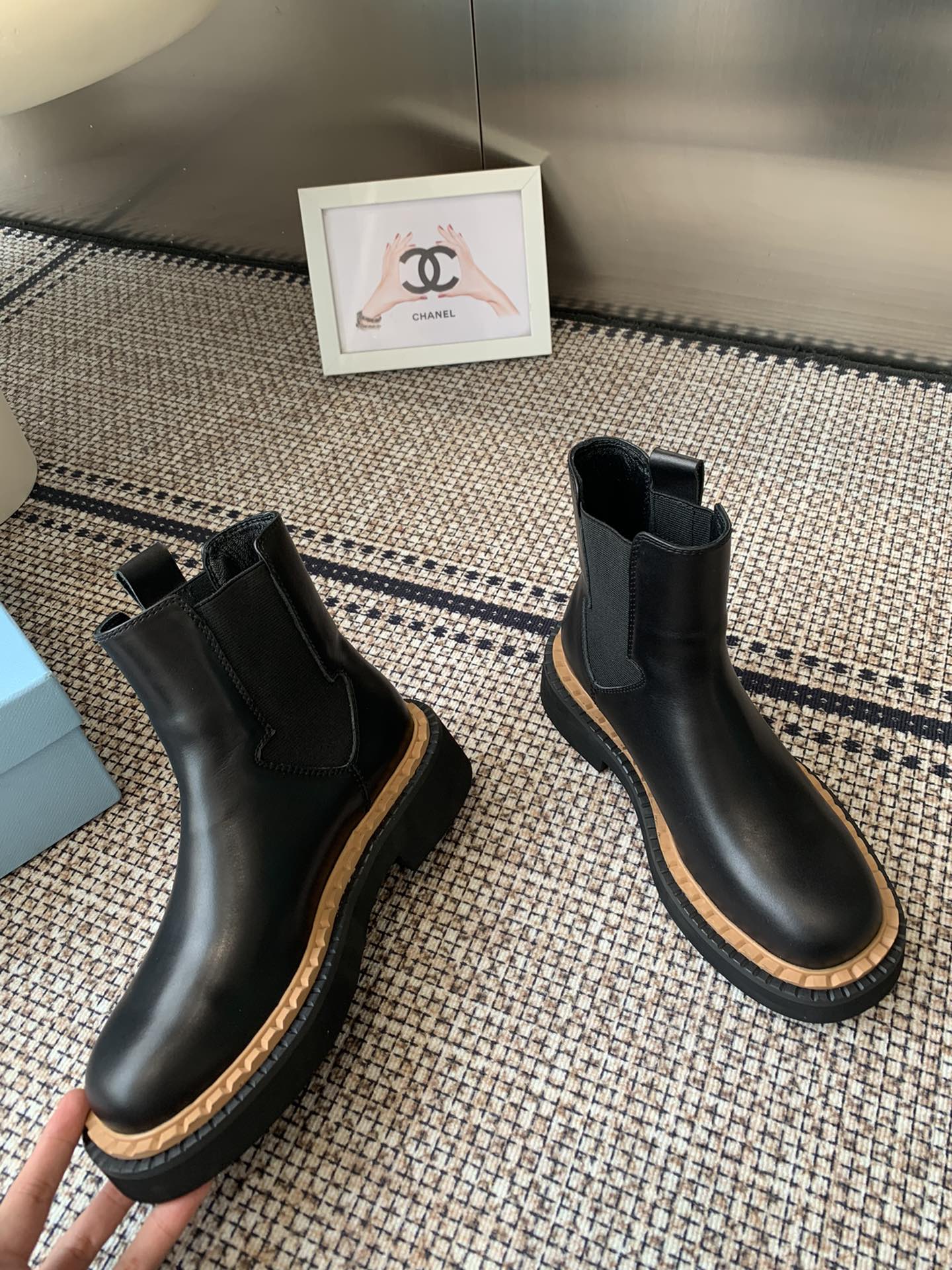 Pra 25fw Classic matte black triangle ankle boots