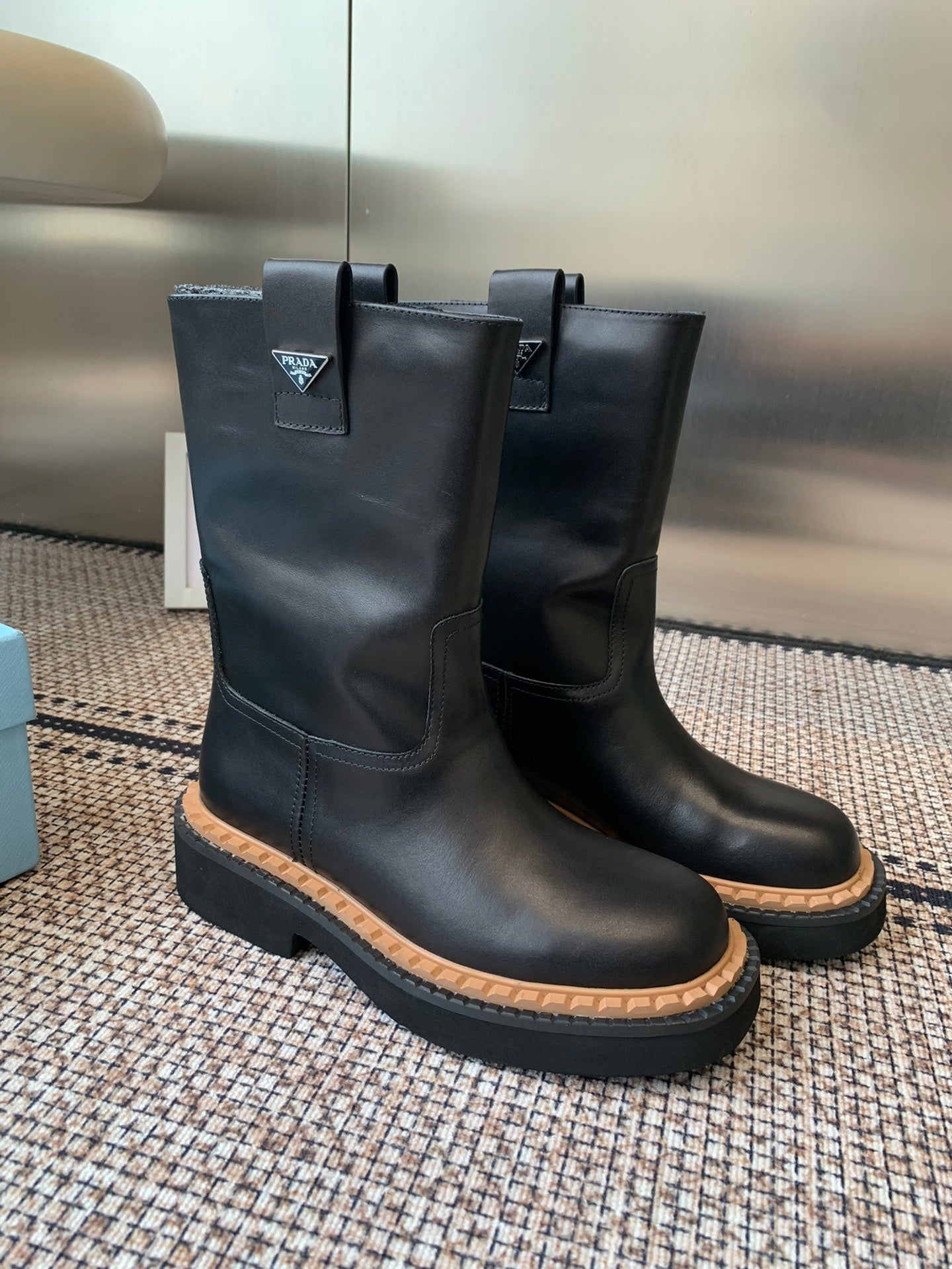 Pra 25fw Classic triangle-shaped ankle boots