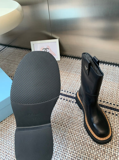 Pra 25fw Classic triangle-shaped ankle boots