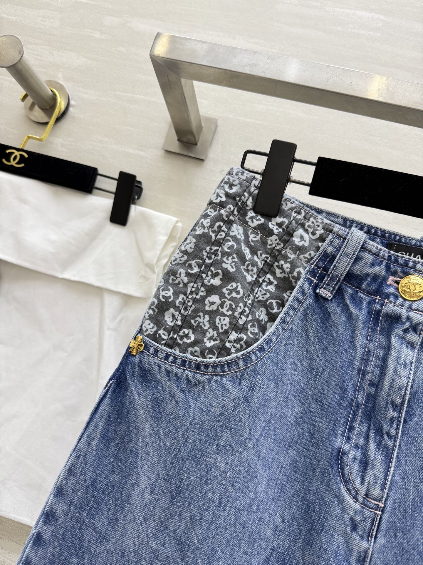 C 25 Printed washed jeans