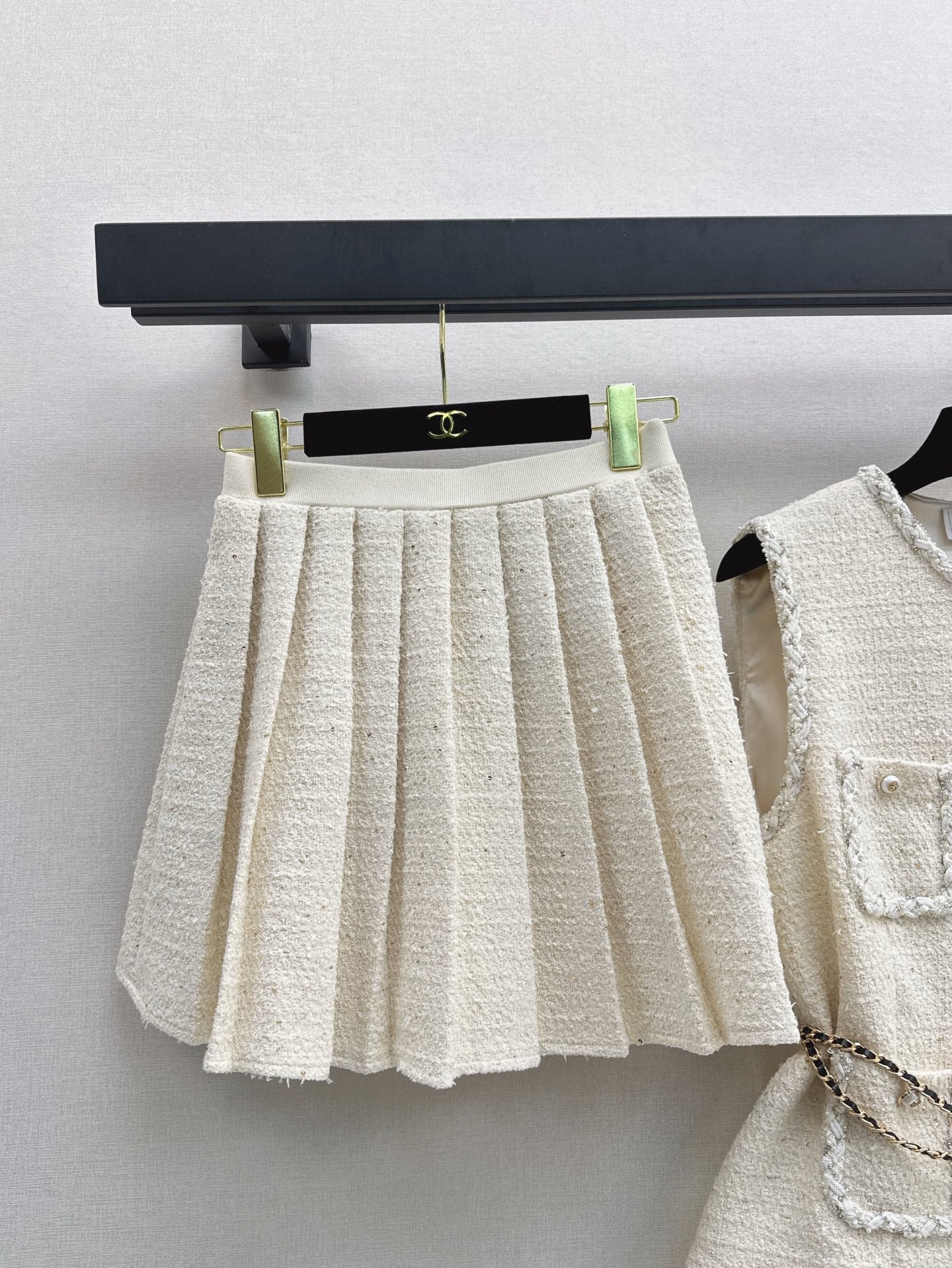 C 25 Sleeveless woven vest + pleated skirt