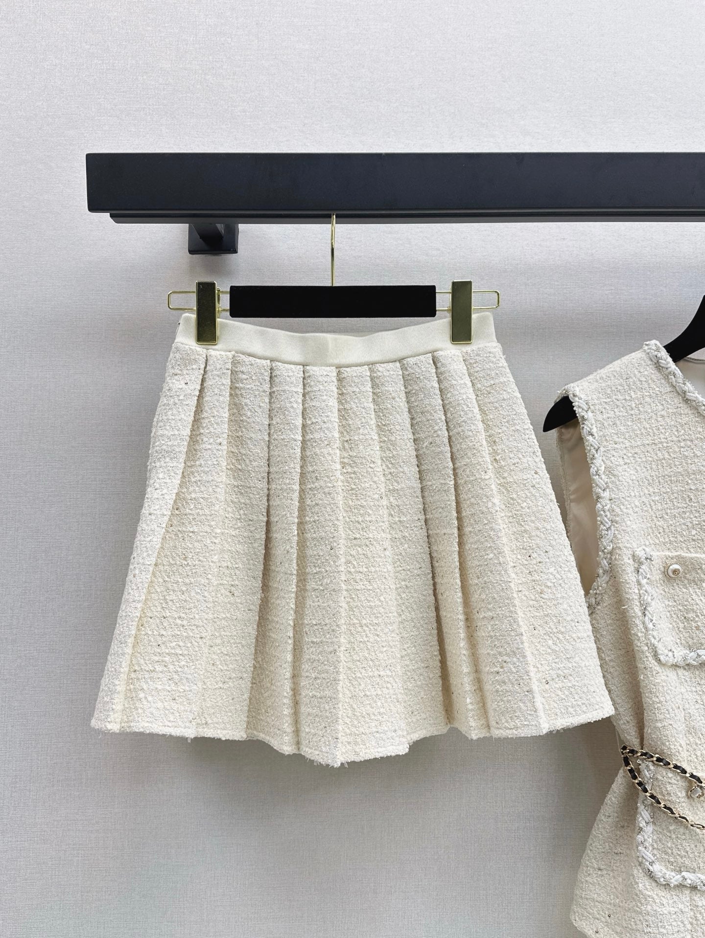 C 25 Sleeveless woven vest + pleated skirt