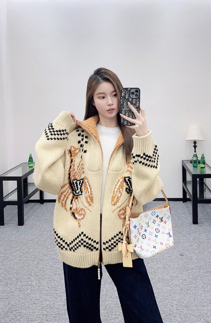 L 25 Large lapel zip-up sweater jacket