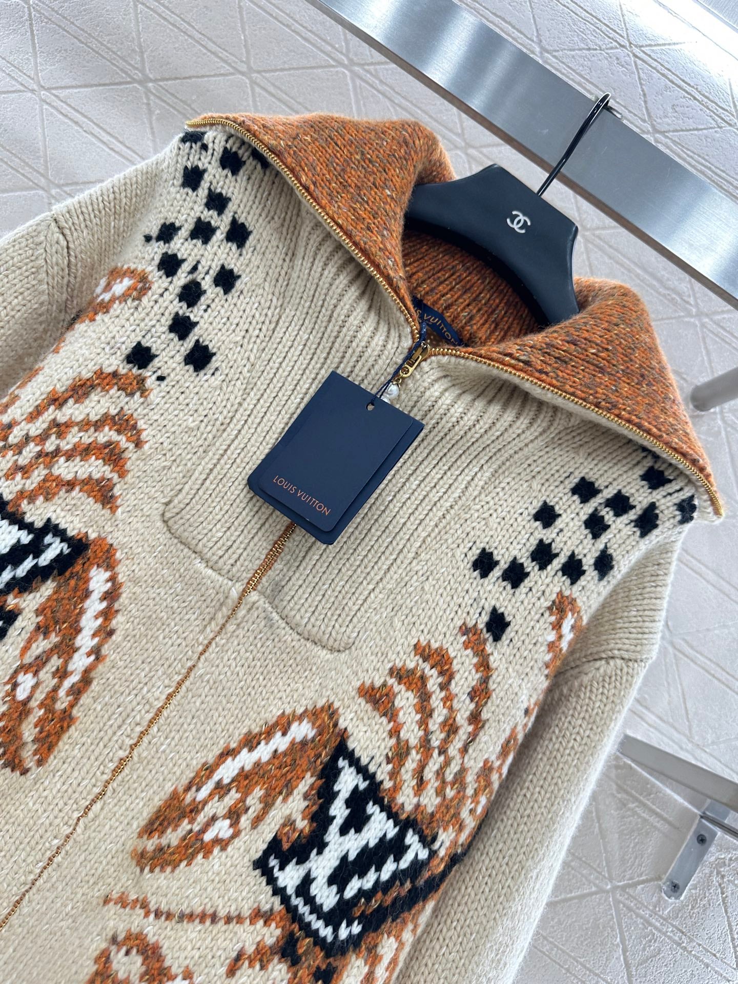 L 25 Large lapel zip-up sweater jacket