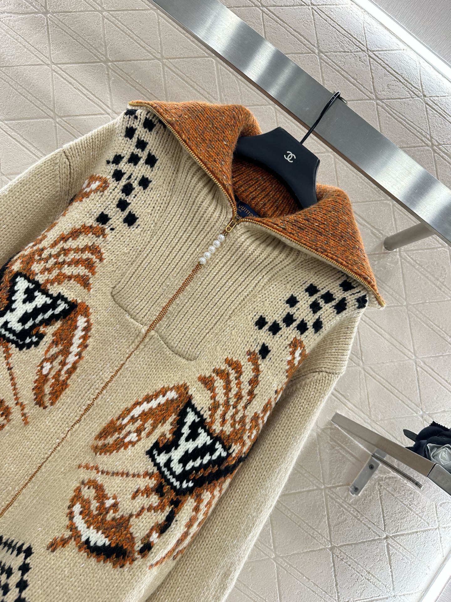 L 25 Large lapel zip-up sweater jacket