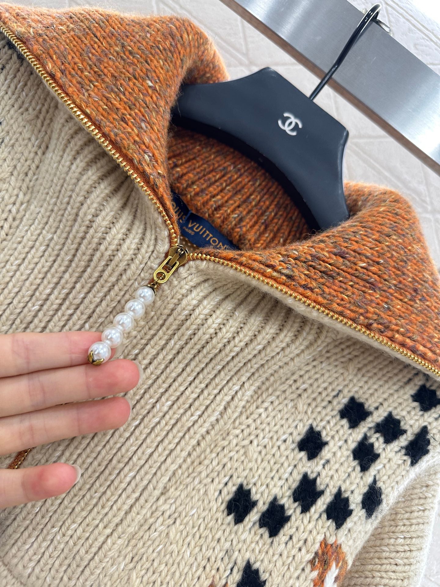 L 25 Large lapel zip-up sweater jacket