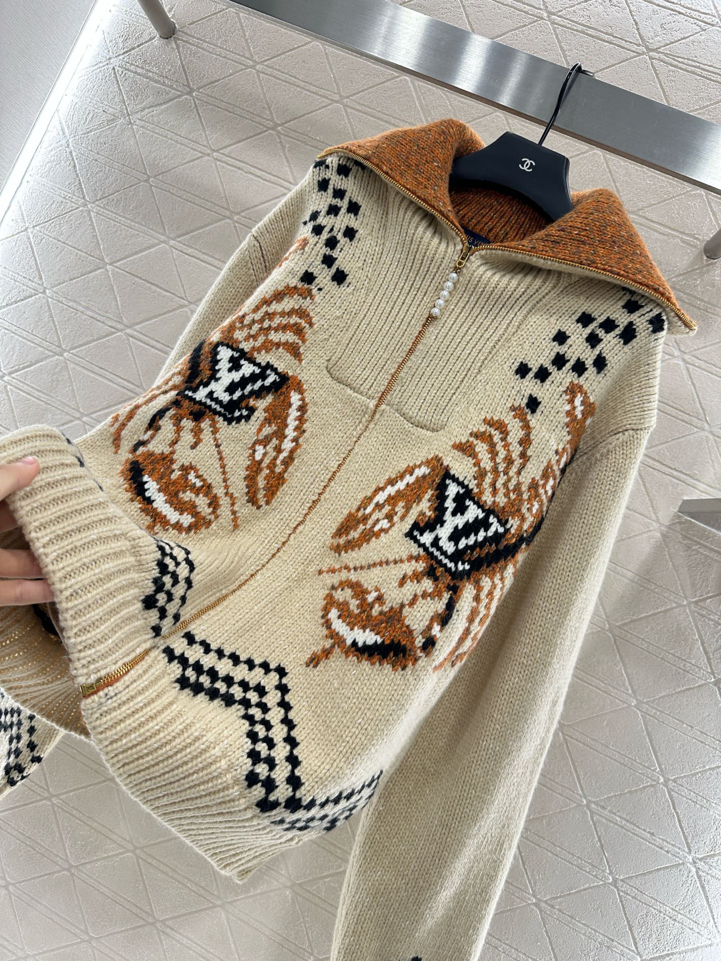 L 25 Large lapel zip-up sweater jacket