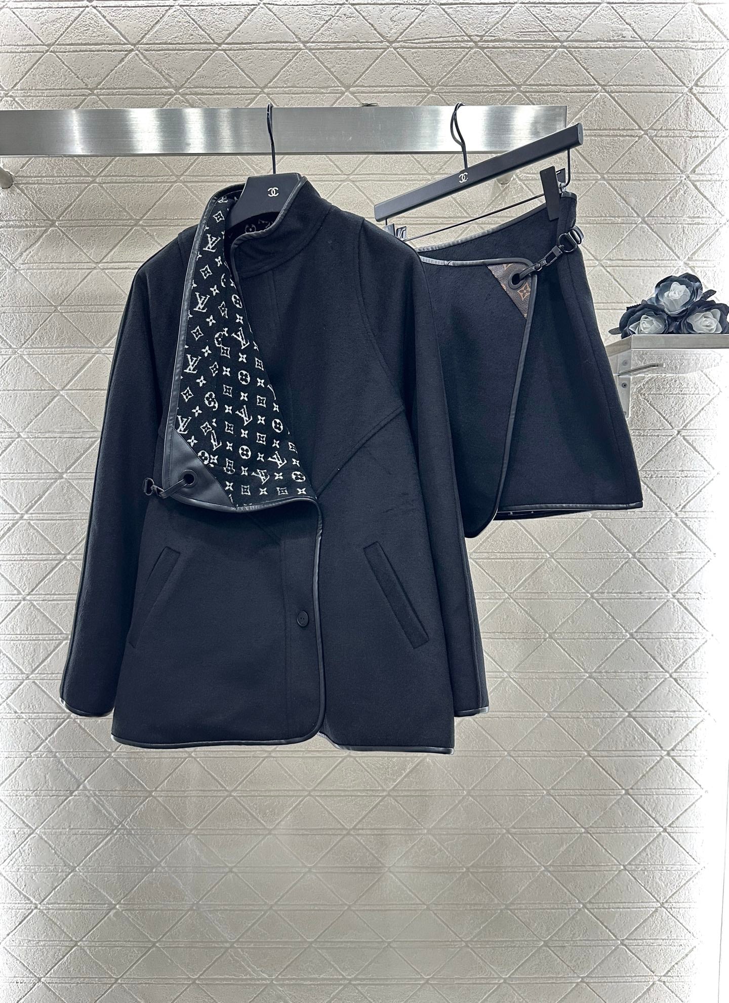 L 25 Lined with printed shawl coat and skirt set