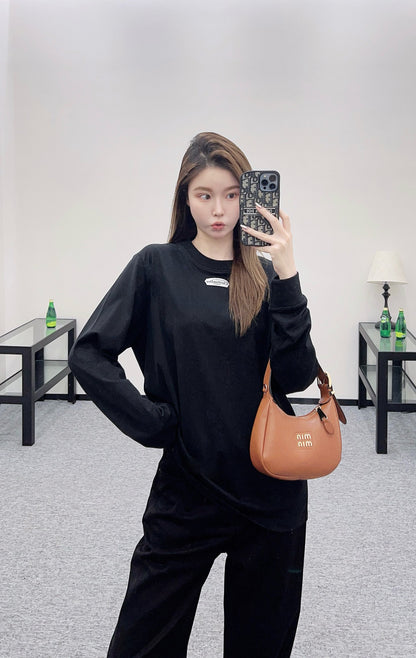 D 25 Crew Neck Long Sleeve Sweatshirt with Appliqué Lettering（black/white）