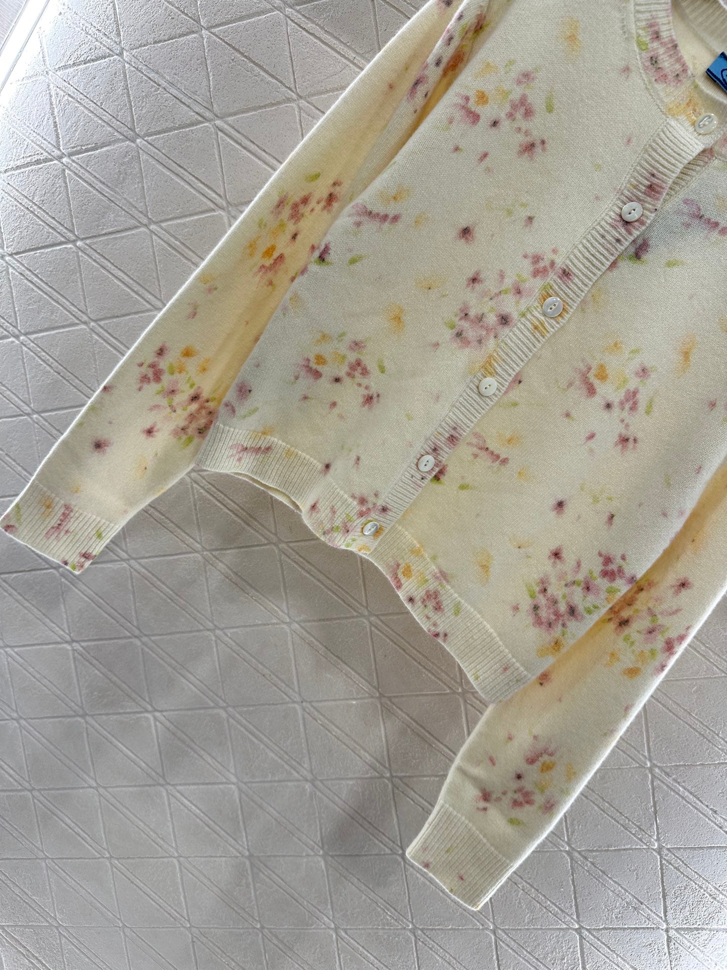 Pr 25 Floral light yellow knitted cardigan