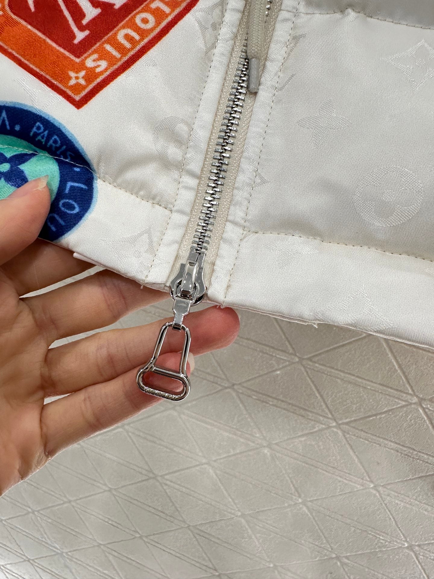 L 25 Hooded badge down jacket