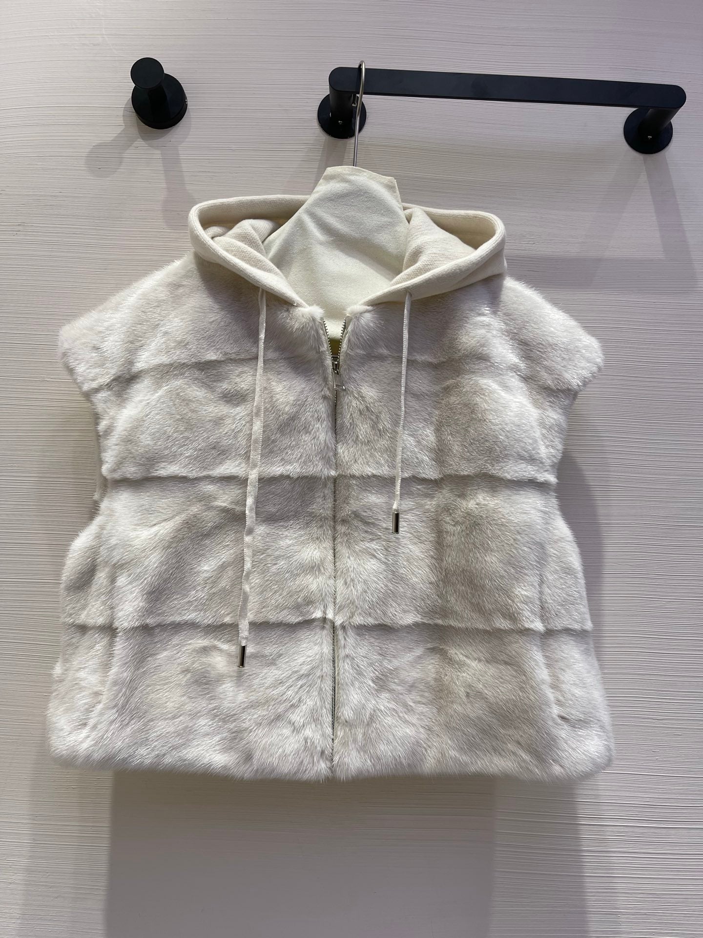 lor 25 Mink cashmere hooded vest