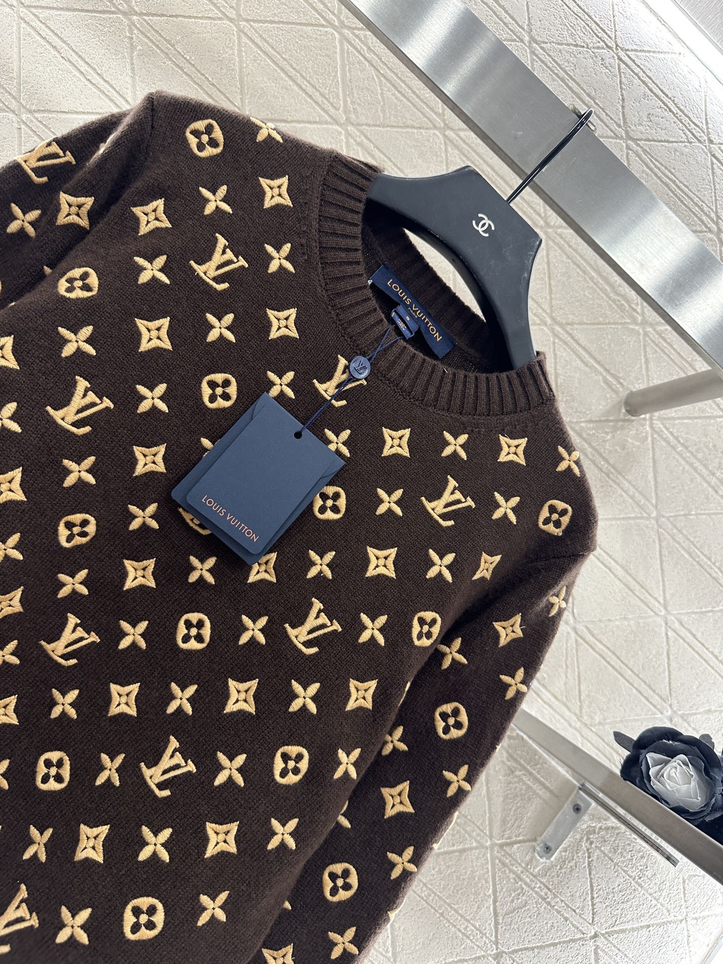 L 25 Crew neck embroidered cashmere sweater