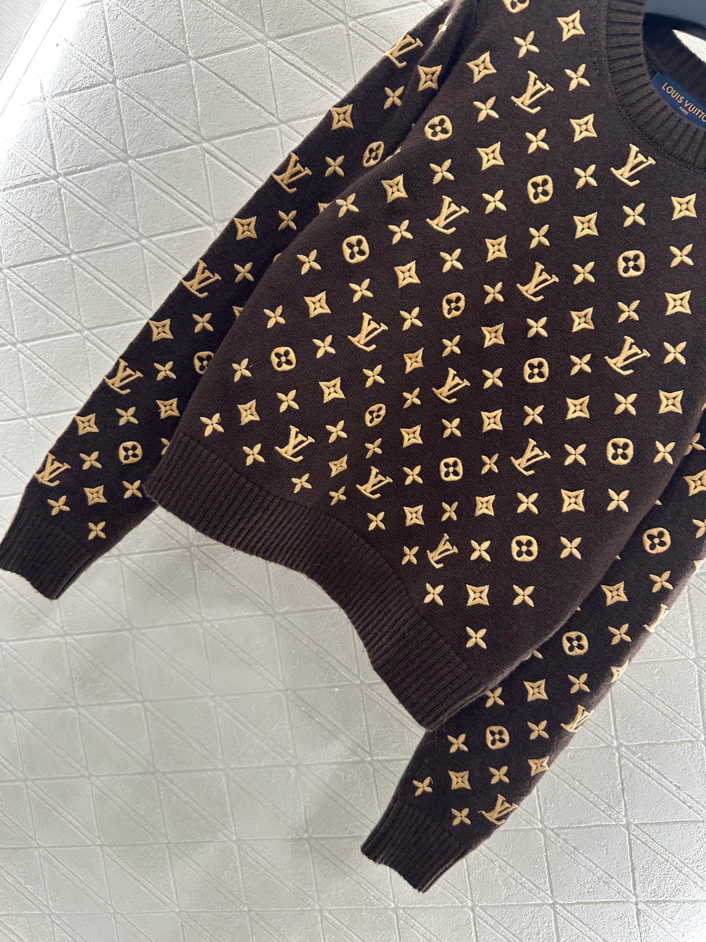 L 25 Crew neck embroidered cashmere sweater