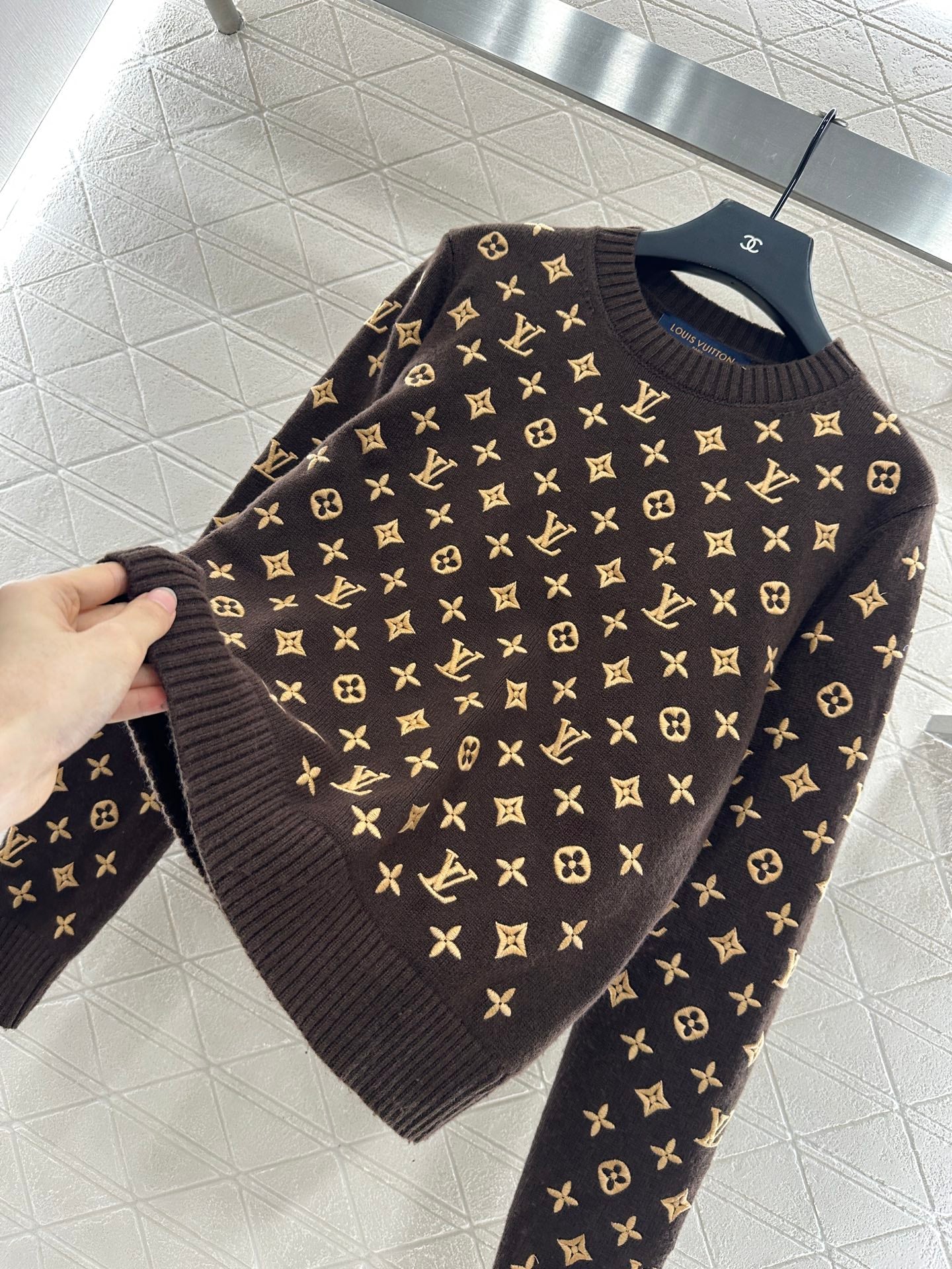 L 25 Crew neck embroidered cashmere sweater