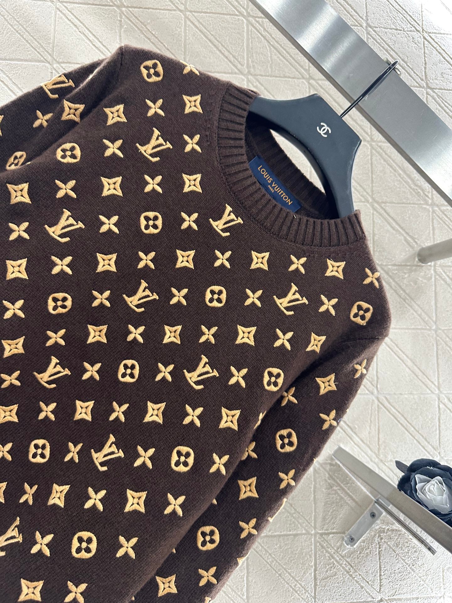 L 25 Crew neck embroidered cashmere sweater