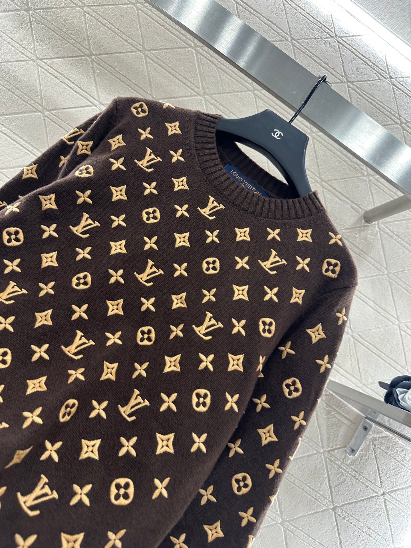L 25 Crew neck embroidered cashmere sweater