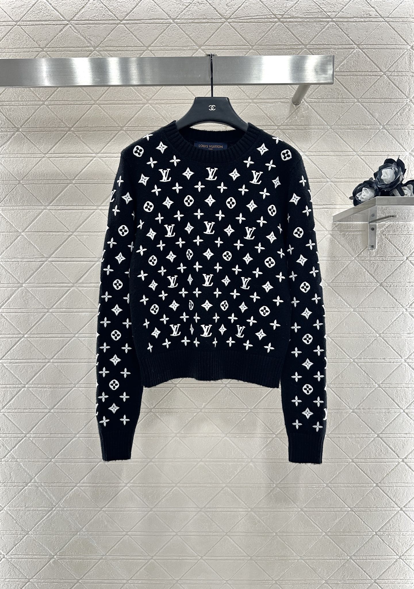 L 25 Crew neck embroidered cashmere sweater