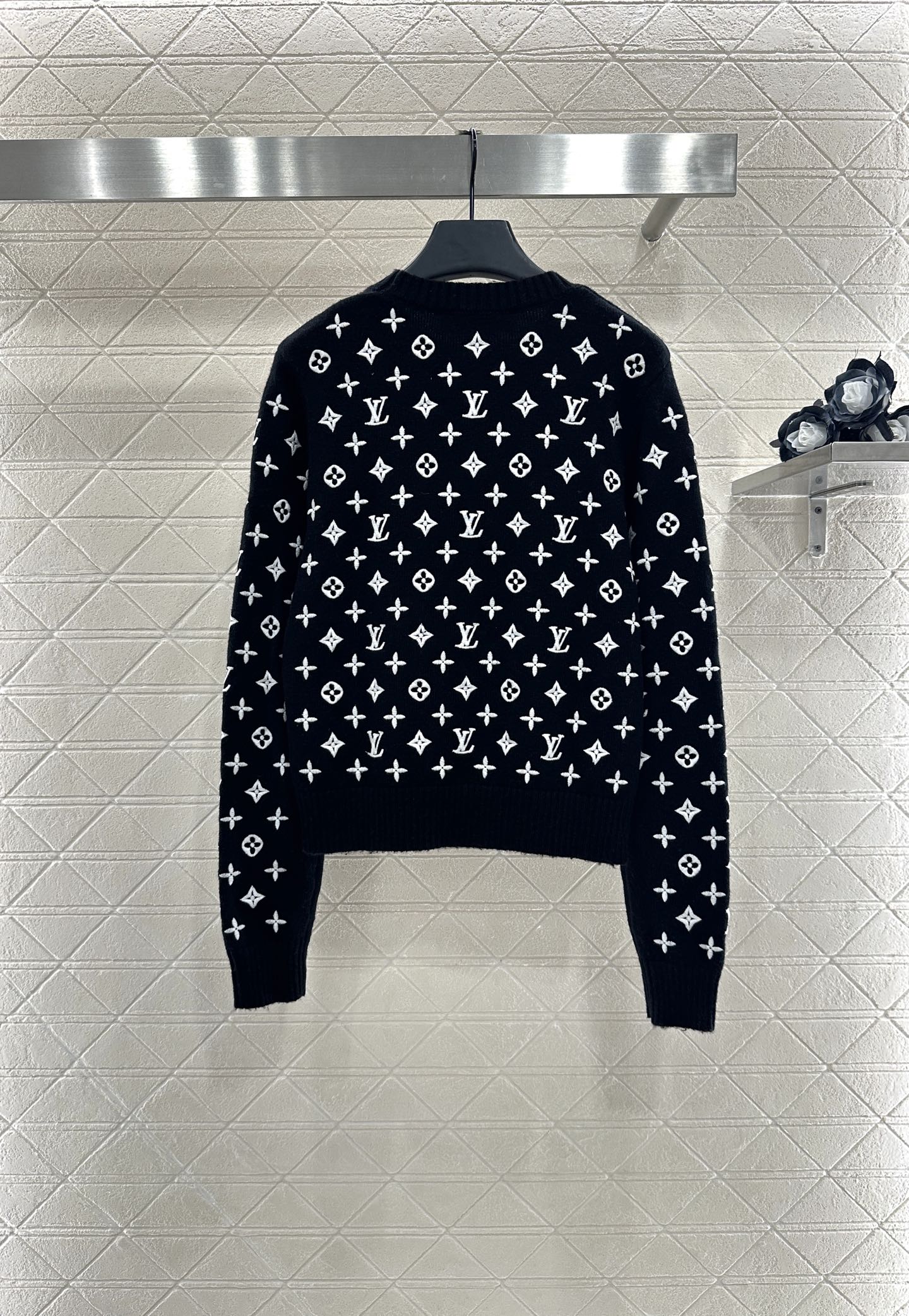 L 25 Crew neck embroidered cashmere sweater