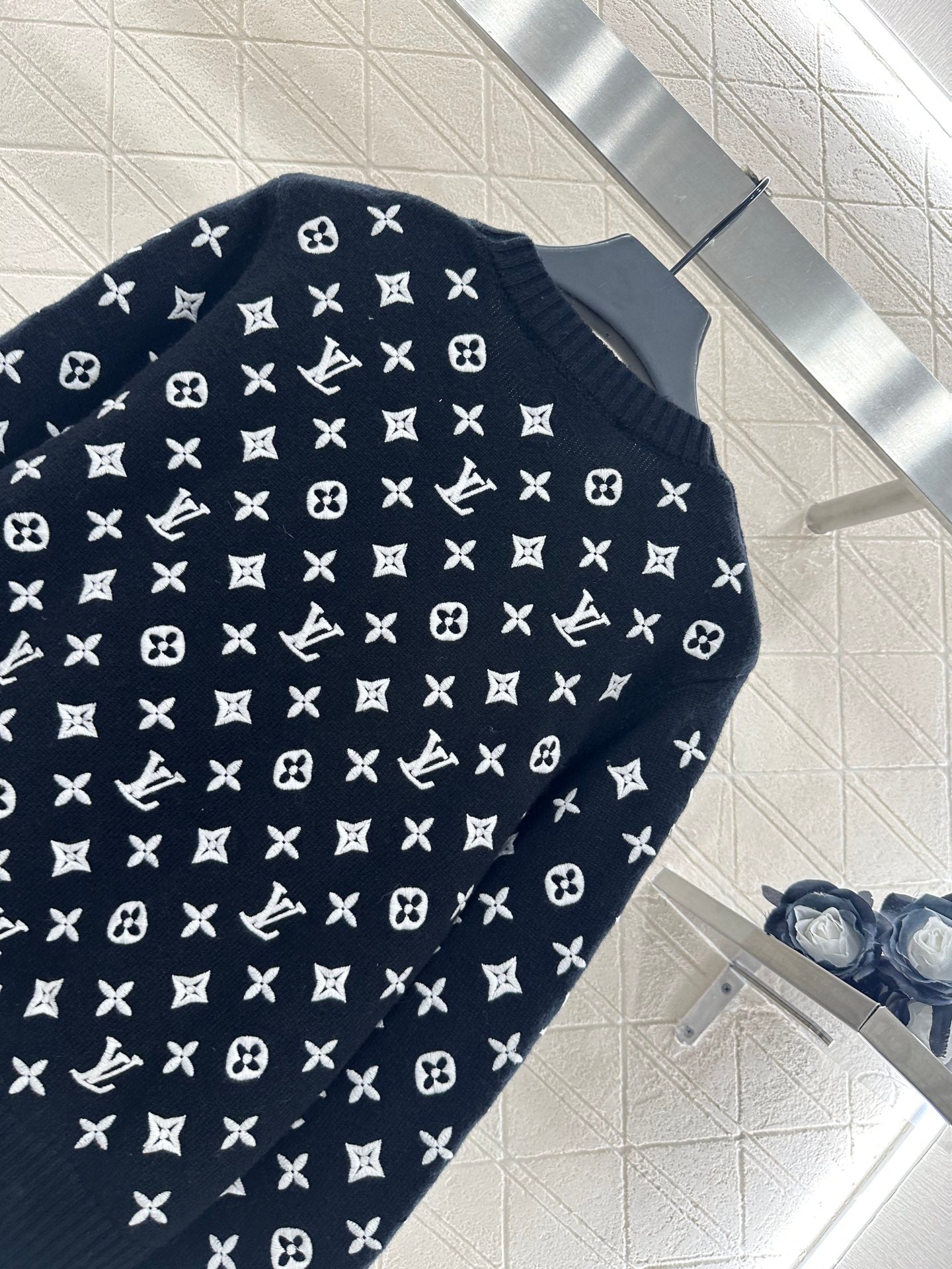 L 25 Crew neck embroidered cashmere sweater