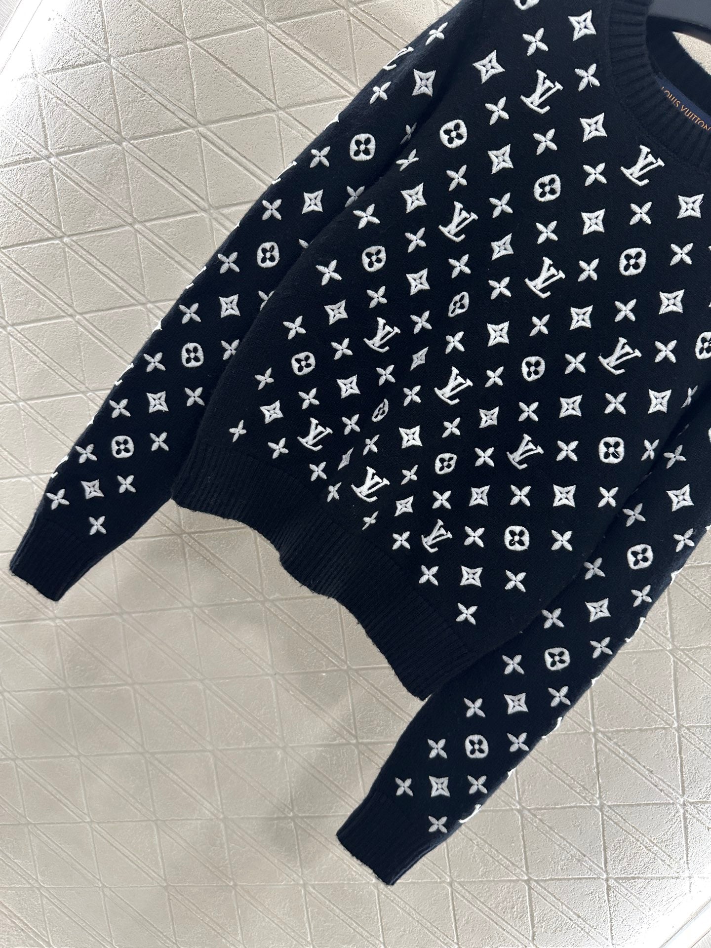 L 25 Crew neck embroidered cashmere sweater