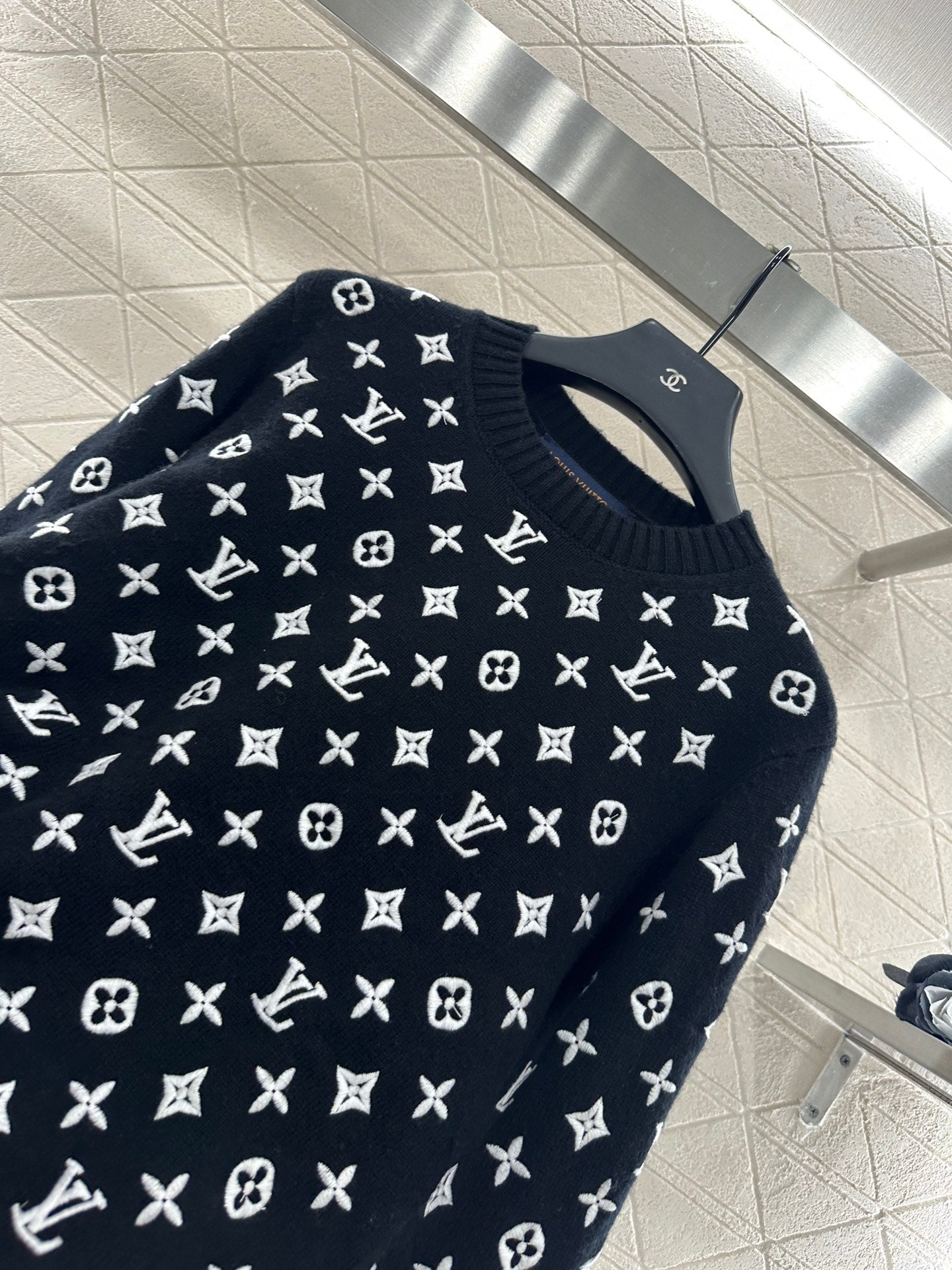 L 25 Crew neck embroidered cashmere sweater