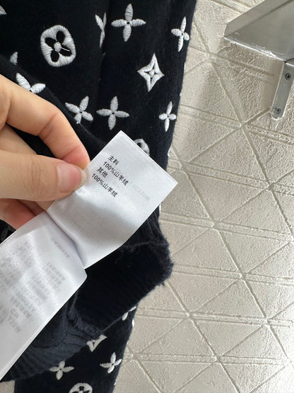 L 25 Crew neck embroidered cashmere sweater