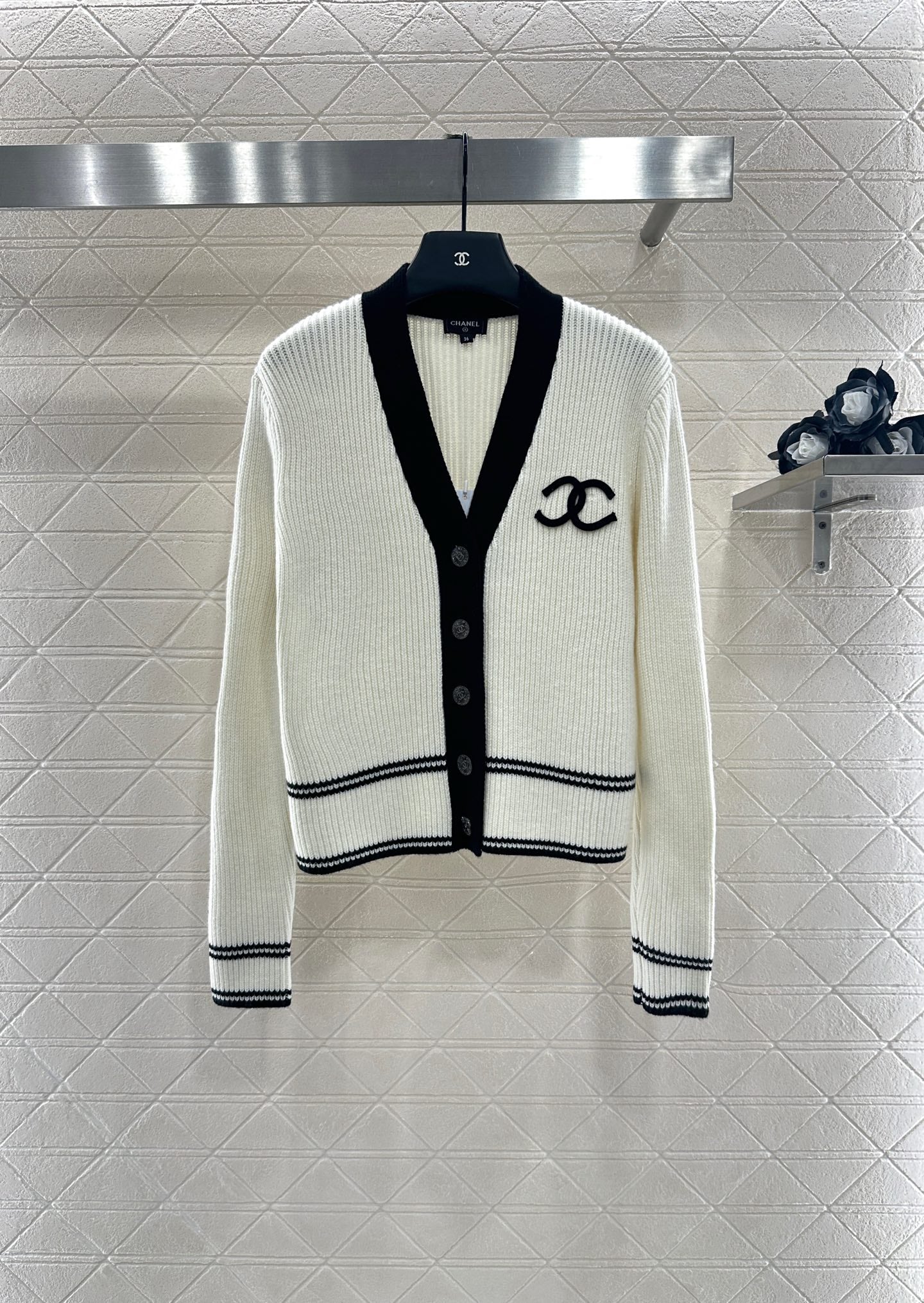 C 25 V-neck cashmere sweater