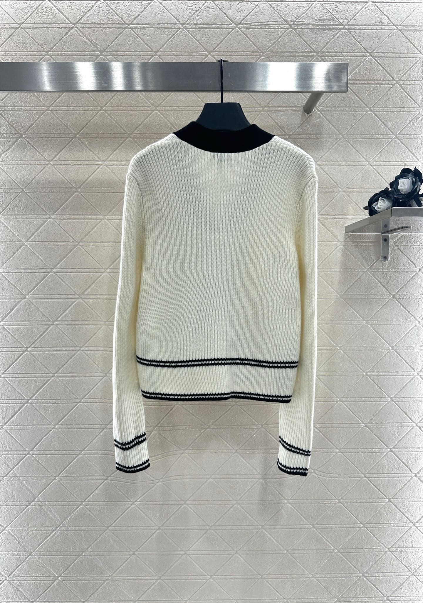 C 25 V-neck cashmere sweater