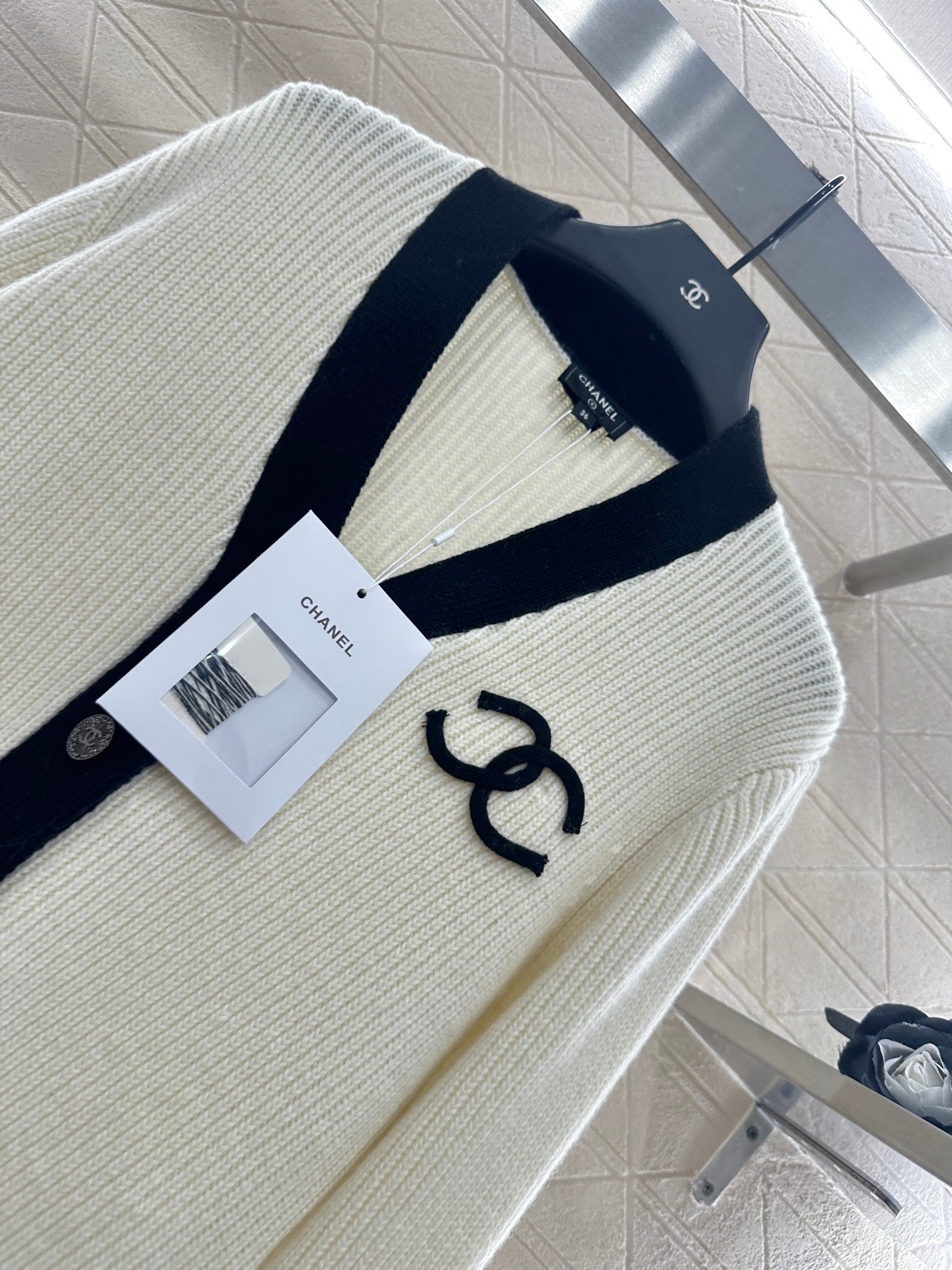 C 25 V-neck cashmere sweater